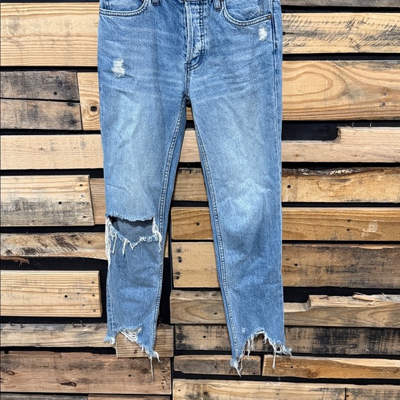 We the Free Chewed Up Midrise Straight
Jean in Indigo Blue FREE PEOPLE Size 24 - Picture 3 of 8